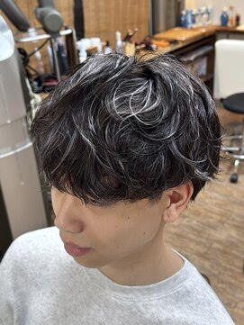 スタジオフォーエイチ(STUDIO 4H) ハイライトカラー/ 金メッシュ/波巻きツイストスパイラルパーマ