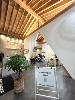 エムスリー ソリス(EMU THREE SOLIS)の写真/初めてのサロンは緊張する…そんな方にも◎圧迫感がなく広々とした空間で、理想のスタイルを叶えます♪