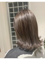 アメリア(Amelia)&nbsp;外はねシルバーベージュで大人可愛いスタイル