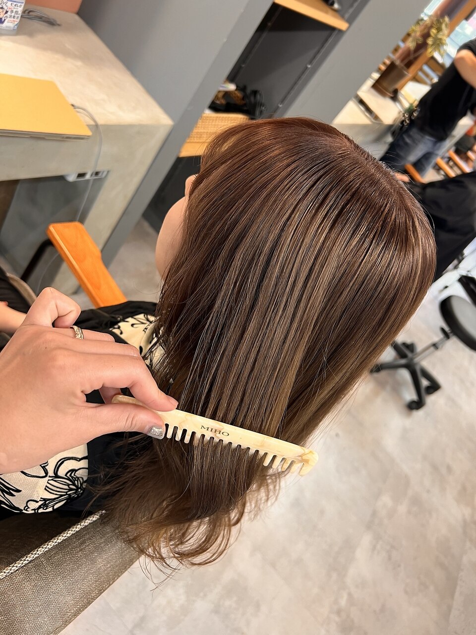 ストーリー ルーセントショート 明るい栗色 ミディアム カット