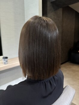 「白髪も、デザインに変える。**」「透明感あふれる 最旬グレイカラー」