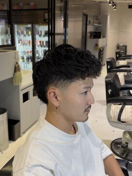 フランクスバーバーザスタンド(Frank’s barber the stand) MEN’S HAIR/サーフカール/刈り上げセンターパート/F