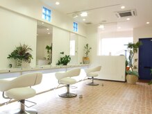 ヘアーアンドメイク ジェノーム(hair&make Genom)の雰囲気（白を基調とした明るい店内。外から足元しか見えないよう工夫が…）