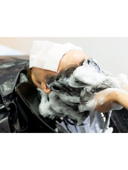 お洒落を楽しむ大人女性にオススメ！明るい色味もOK◎ダメージレスで艶やかに仕上がるグレイカラーが◎