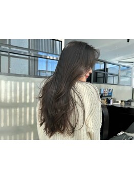 “透明感・柔らかさ”を実現するカラー技術で、季節やトレンドに合わせたお客様だけのカラーをご提案。