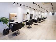 ブート(BouT)の雰囲気（モノトーンを基調にした清潔感を大事にしたセットブース）