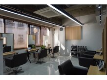 店内は自然光が差し込む、落ち着きと清潔感のある空間です[藤沢]