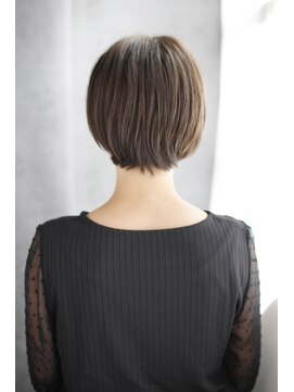 フォーハウス プラスエヌ(FOURHAUS +n) 20代30代40代　キレイを促す憂いショート【草津】