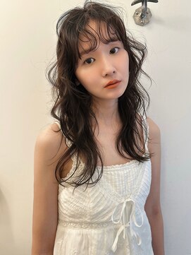 ユー(yew) ウェーブヘア　ウェーブ巻き　ニュアンスパーマ　緩めパーマ