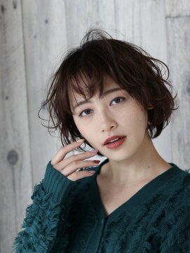 柔らかな動きで魅せる大人のニュアンスショートボブ