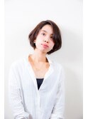 透明感ベージュカラー×大人かわいい前下がりショートボブ