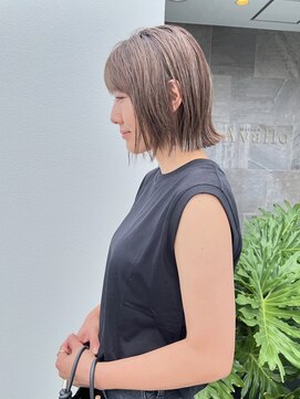 メゾン アヴァロ(Maison Avallo) ハイライトカラーのフェザー切りっぱなしボブ