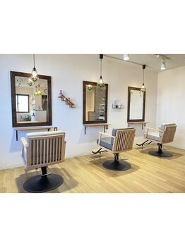 【キッズスペースあり】駐車場完備!スタイリスト2人のみの落ち着いた空間とマンツーマン施術でくつろげる◎