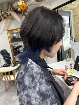 リア(riah) ショートレイヤー/ウルフ/デザインカラー/ブルー/似合わせ