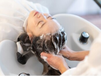 ラリュール ギンザ L'ALLURE GINZAの写真/《圧倒的技術力×高リピート率◎》血行を促進し頭皮からケア！自社ブランドの高級TR使用で潤う美髪へ♪
