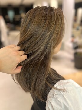 ステア ケース(stair case) ちらほら白髪が気になる方におすすめ　細ハイライトで脱白髪染め