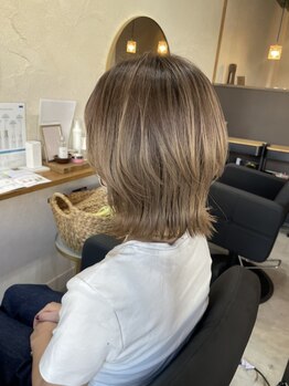 顔周りの印象を変えるレイヤーカットで、毛先の動きを調整して自分史上最高に可愛くなれるスタイルへ◎