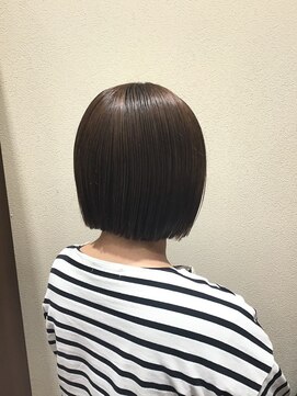 アクセ 20代30代大人かわいいツヤ感前下がり黒髪ショートボブ