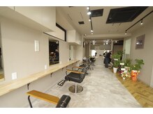 アンビス(1bis)の雰囲気(広々とした空間に7席ご用意しております♪)