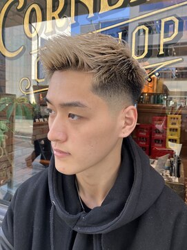 フォーコーナーズ(Four Corners) フェザーアップ／メンズハイトーン／フェード／アップバング