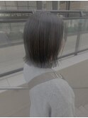 透明感暗髪　モノトーンシルバー　切りっぱなしボブ