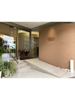 【御堂筋線千里中央駅北口徒歩5分】白とアースカラーを基調とした落ち着いたサロンで,最適な施術と接客を♪