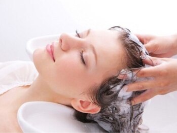 モアプラスビューティーサロン(MORE＋ beauty salon)の写真/心までふわっと軽くなる―炭酸×極上スパで叶える“リフトアップ体験”健やかな頭皮に整えて美髪に◎