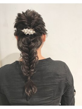 ヴァンクシー バイ ルナ(VANKCY by Luna) 長さを活かした ラフな編みおろしアレンジ 結婚式 二次会