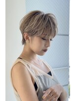 イヴォークトーキョーオーサカ(EVOKE TOKYO osaka)&nbsp;耳かけショート くびれ 丸み 抜け感 おしゃれ ブリーチカラー