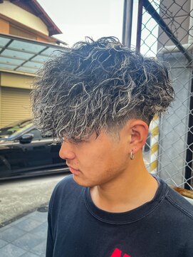 フジヤマ バーバー ショップ(FUJIYAMA BARBER SHOP) ハイライト波打ちツイストスパイラル【八木翔太】