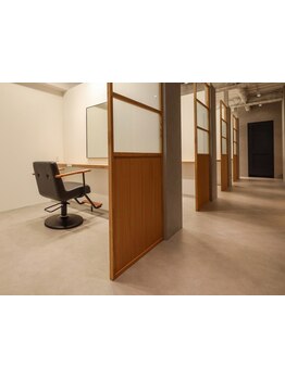 周りを気にせずゆったり過ごせる個室空間。周りを気にせず、あなただけの贅沢なサロンタイムを♪