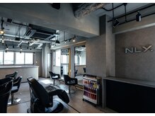 NLYの雰囲気（シャンプー台は首が痛くならないフルフラット完備◎）