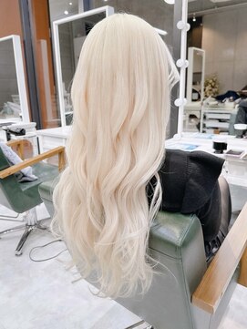 ホワイトブロンドロングヘア