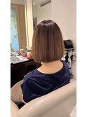 大人上品コンパクトおさまりすそ広がりボブスタイル。
