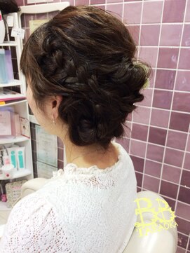 ビービータカオカ(B B TAKAOKA) くるりんぱ・編み込みヘア