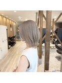 派手髪×ハイトーン×ミルクティーベージュ×くびれボブ