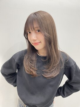 サンク 原宿 表参道(cinq) ケアブリーチ透明感カラーミルクティーベージュ切りっぱなしボブ