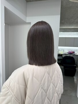 イロウ 山口どうもん店(IROW) ダブルカラー/切りっぱなしボブ/グレージュ/ブリーチ