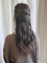 ベルフェミンイオンS.C ふんわり甘めに仕上げた大人可愛いゆるふわハーフアップ