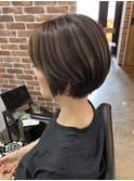 ハンサムショートレイヤーカットミルクティーベージュハイトーン