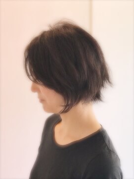 アークスヘアー 大人べージュスタイリング簡単くせ毛パーマ前下がりショートボブ