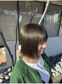 オリーブベージュ