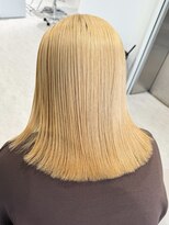 ノラ ウメダ(NORA UMEDA)&nbsp;ブロンドヘア抜きっぱなしブリーチハイトーンレイヤーカット