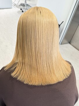 ノラ ウメダ(NORA UMEDA) ブロンドヘア抜きっぱなしブリーチハイトーンレイヤーカット