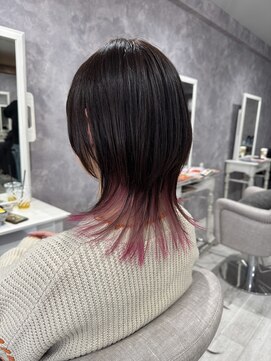 アルカナ(Arcana) インナーカラー×外ハネウルフ/外ハネスタイル