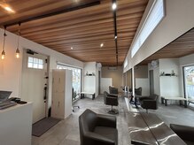 落ち着いた雰囲気の店内でお席はかなり広くゆったりしております
