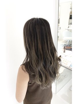 ポロン(polon) 巻き髪クリアアッシュハイライトカラーロングヘアスタイル