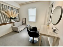 お着物やフィッティングなど個室対応も可能です。家族やお子様可