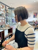 シー 岡崎(,SHE)&nbsp;ハイライトとストレートラインが美しい前下がりワンレンボブ