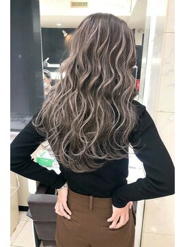 リア 大阪梅田(Ria) ～ハイライト グラデーション シールエクステ～【大阪 梅田】